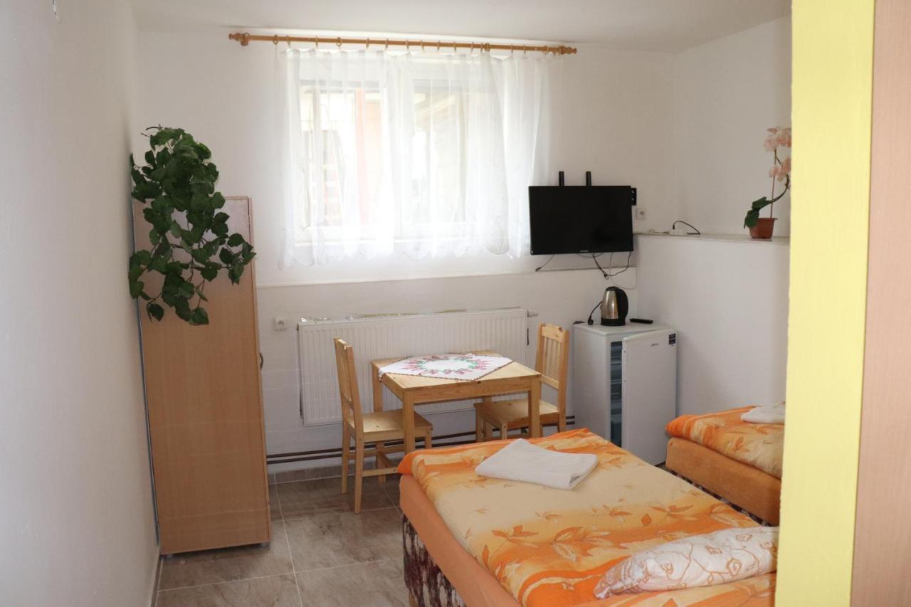 Hotel U Nadrazi Lanžhot Kültér fotó